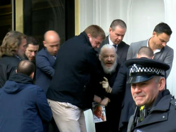 Video: Nhà sáng lập WikiLeaks bị cảnh sát London 'lôi xềnh xệch' ra khỏi ĐSQ Ecuador