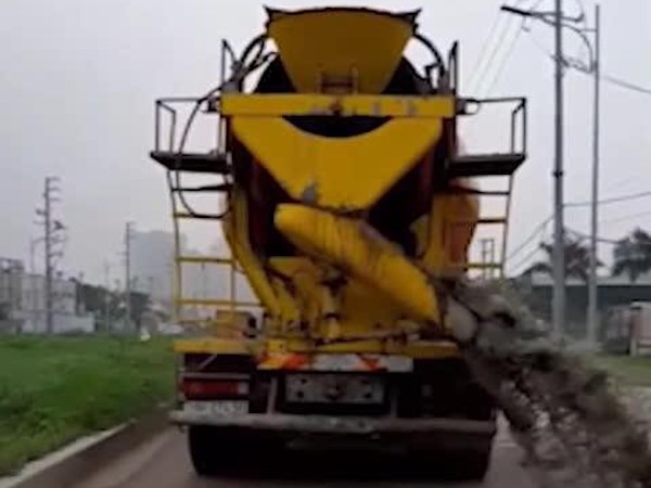 Video: Xe trộn bê tông vô tư rửa bồn rồi xả thẳng xuống đường giữa Hà Nội