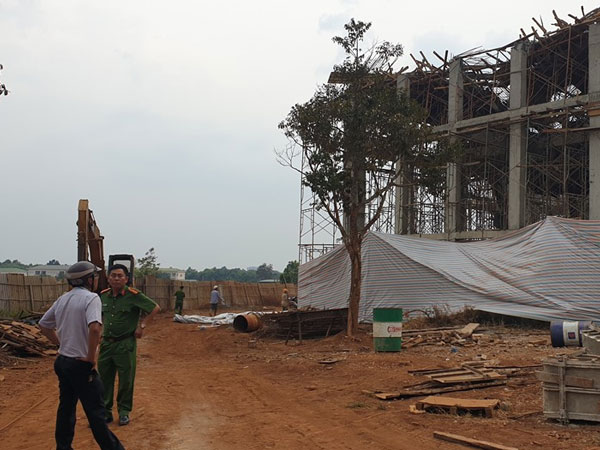 Đắk Lắk: Công trình đang thi công, hàng tấn giàn giáo đổ sập