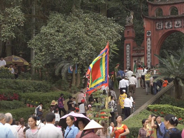 Hàng ngàn người dân nườm nượp kéo về Đền Hùng trong ngày khai hội