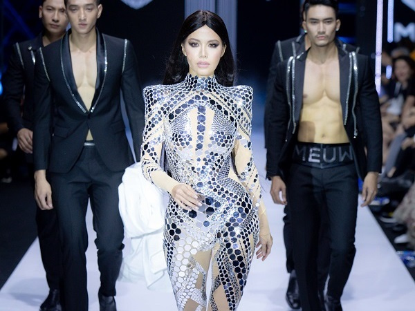 Minh Tú sexy trong show diễn của Chung Thanh Phong