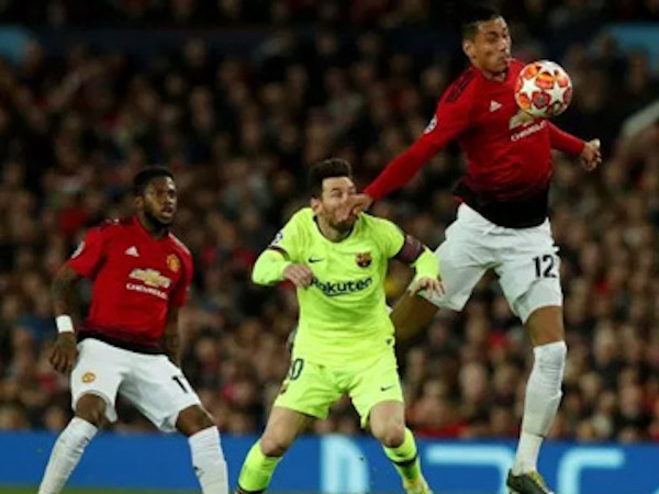Mourinho bảo vệ Smalling sau pha thúc cùi chỏ Messi