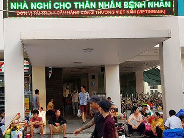 Nhiều bệnh viện TP.HCM thu phí người nuôi bệnh