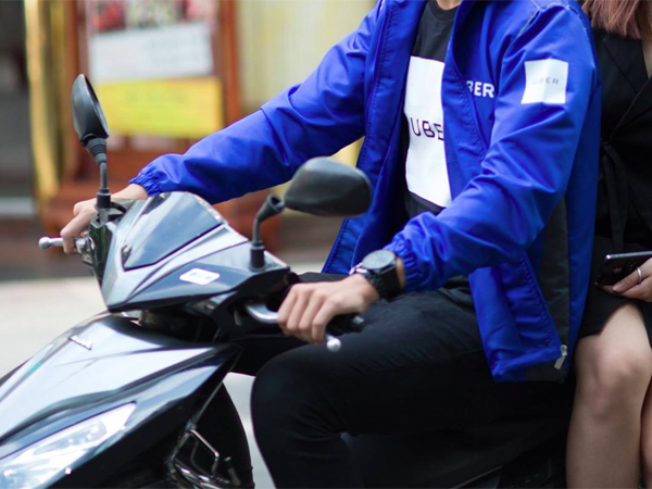 Tài xế Uber chở khách ra sân bay rồi quay lại nhà để ăn trộm