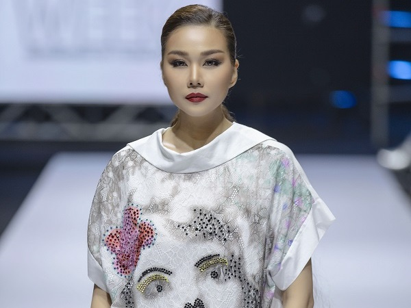 Thanh Hằng khí chất ngút ngàn, khoe chân dài miên man trên sàn diễn
