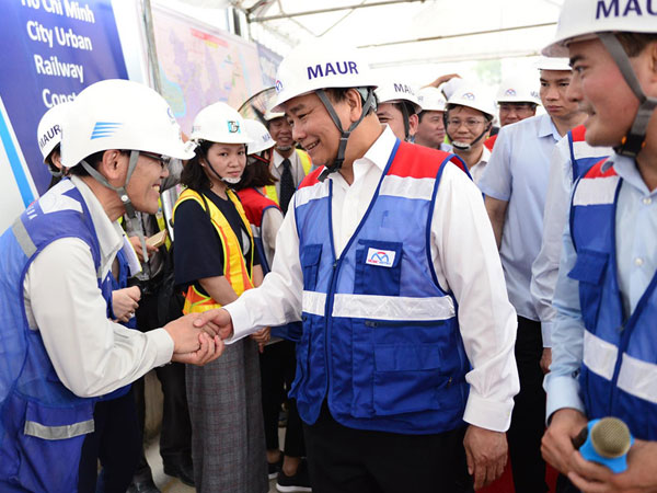 Thủ tướng Nguyễn Xuân Phúc xuống ga ngầm thị sát metro số 1 của TP.HCM