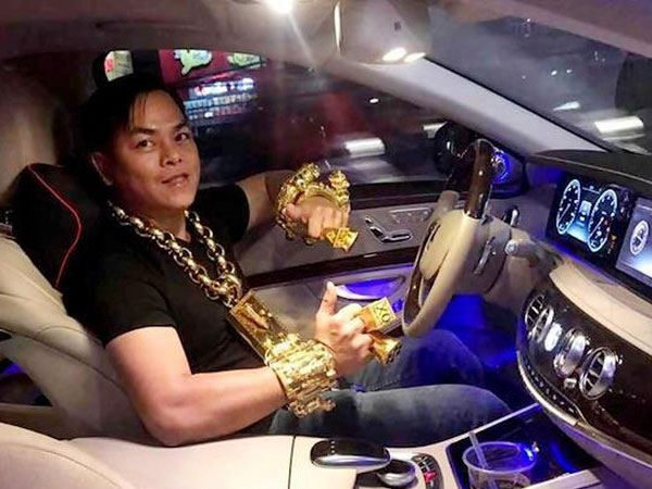Video: Phúc XO từng bị bóc mẽ khi khoe tậu Maybach S600 9,5 tỷ