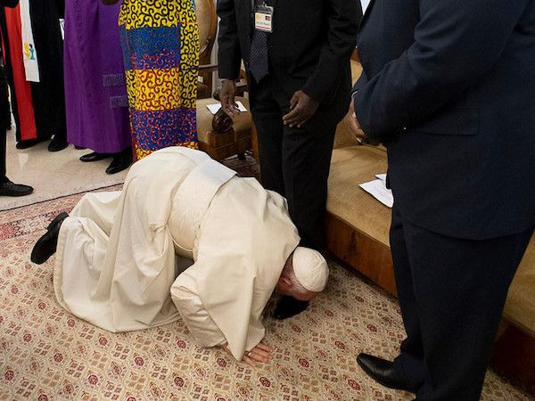 Giáo hoàng Francis bất ngờ hôn chân lãnh đạo Nam Sudan