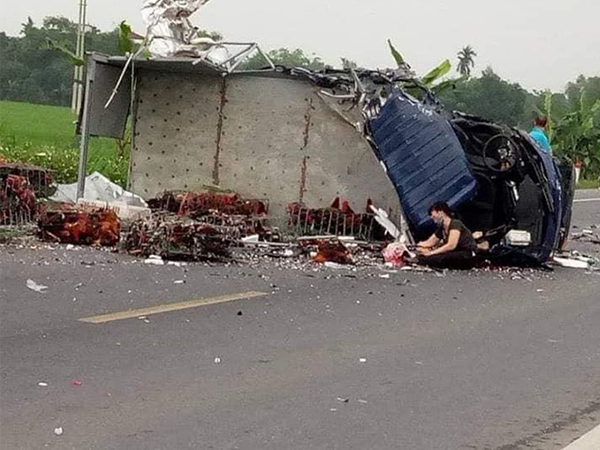 Mẹ gào khóc bên thi thể con trai sau tai nạn giao thông khiến nhiều người xót xa