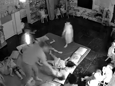Quảng Ninh: Clip 2 cô giáo nghi bạo hành, 'quăng' các cháu mầm non như đồ chơi lúc ngủ trưa vì quấy khóc