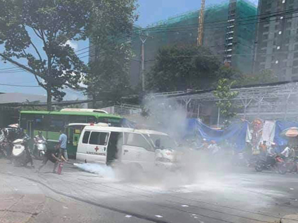 TP.HCM: Xe cấp cứu đang chạy bỗng dưng bốc cháy ngùn ngụt, tài xế tung cửa thoát chết