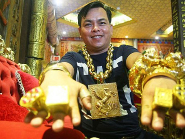 Ảo Phúc XO: Tay phụ xe nghèo nổi phềnh thành 'đại gia vàng'