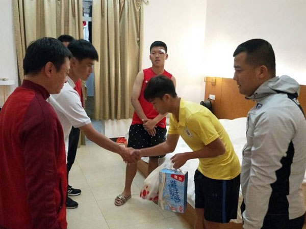 Cầu thủ U17 Hà Nội đến xin lỗi cầu thủ Trung Quốc sau va chạm xấu xí