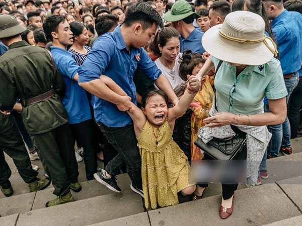 Chùm ảnh: Em nhỏ hoảng sợ khóc thét, được người nhà lôi kéo chen chúc giữa biển người tiến vào đền Hùng