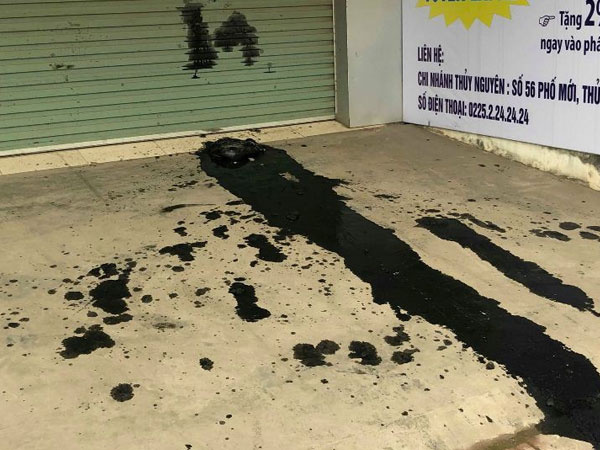 Công ty ở Hải Phòng bị đổ cả xô chất bẩn 'dằn mặt'