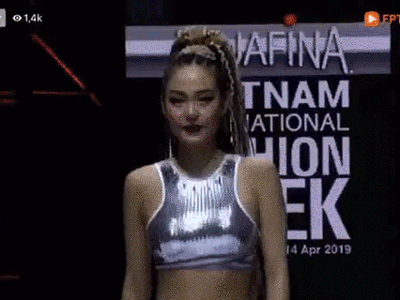 Dân mạng cười cợt clip 'nhào lộn lịch sử' của Minh Hằng trong show thời trang