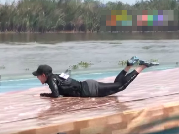 Không chỉ lộn nhào ở sàn catwalk đâu, Minh Hằng cũng vừa có cú phi người kinh điển tại Running Man