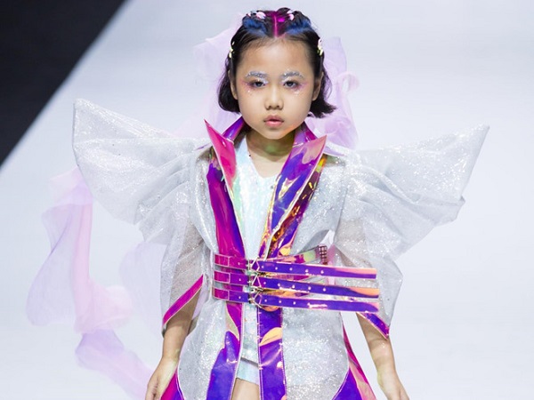 Người mẫu nhí từng được Coco Rocha khen hết lời mở màn show Ivan Tran