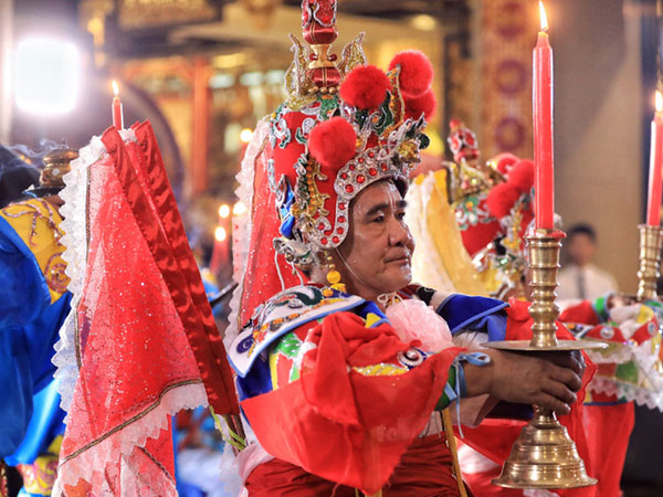 Người Sài Gòn chen chân dâng hương ngày giỗ tổ