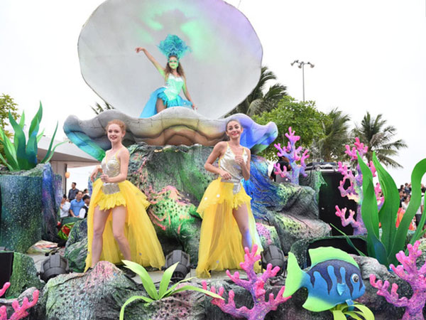 'Nóng bỏng mắt' màn trình diễn múa Carnival đường phố của các vũ công ngoại quốc tại Sầm Sơn