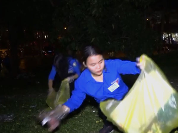 Video: Hàng trăm người dọn rác xuyên đêm tại đền Hùng