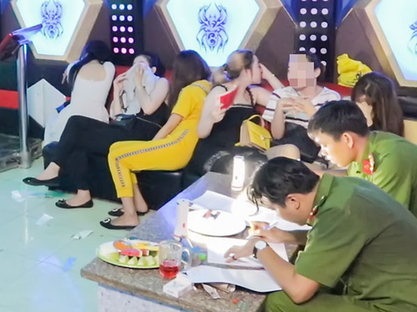 20 'nam thanh nữ tú' phê ma tuý trong quán karaoke lúc rạng sáng