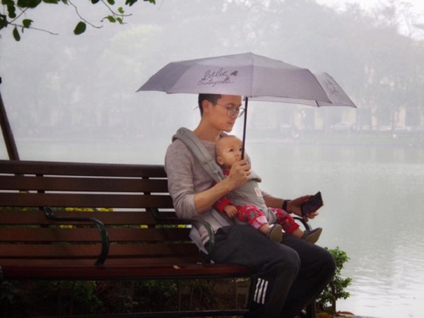 Địu con trước ngực dạo bờ hồ ngày mưa bụi, sắc mặt của bố bỉm sữa mới là thứ gây chú ý