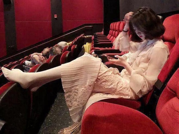 Gái xinh đi xem phim tháo cả giày gác chân lên ghế trước, dân mạng người ném đá kẻ bênh: Đẹp auto không có lỗi?