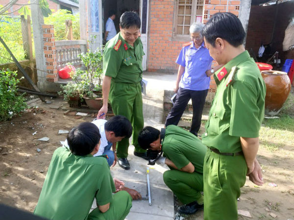 Gia đình hốt hoảng phát hiện nam sinh bất tỉnh bên vũng máu, mặt có vết thương sâu