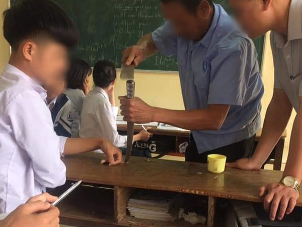 Nam sinh chơi lớn đút tay vào cái lỗ trên bàn không rút ra được, phải ngồi im suốt 3 tiết học chờ người đến phá bàn