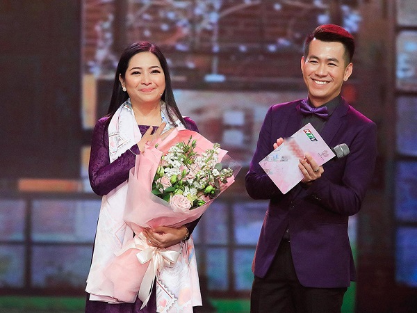 Quỳnh Hương khóc trong vòng tay khán giả, chia tay Thay lời muốn nói