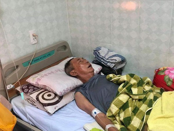 Xót xa hình ảnh nghệ sĩ Lê Bình sốt cao, mê man trên giường bệnh chống chọi ung thư