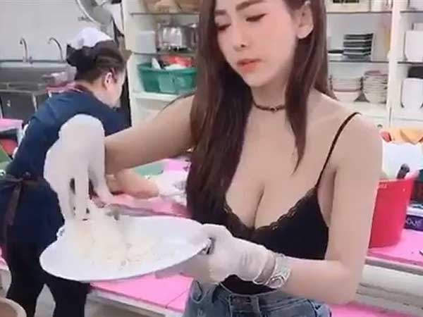 Bị khách du lịch quay lén khi đang bán nộm, cô nàng sở hữu vòng 1 khủng tăng follow chóng mặt trên mạng
