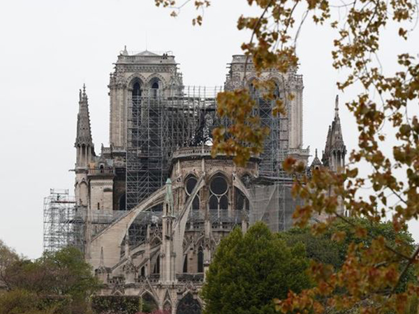 Đám cháy ở nhà thờ Đức Bà Paris đã tắt sau 8 tiếng đồng hồ
