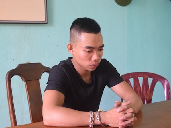 Nam thanh niên kề dao vào cổ thiếu nữ cướp điện thoại và tiền