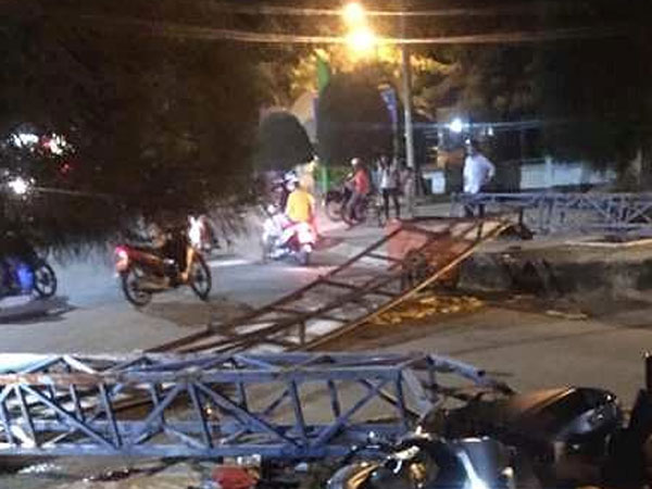 Thanh niên đi xe SH tông đổ cổng chào nằm bất động