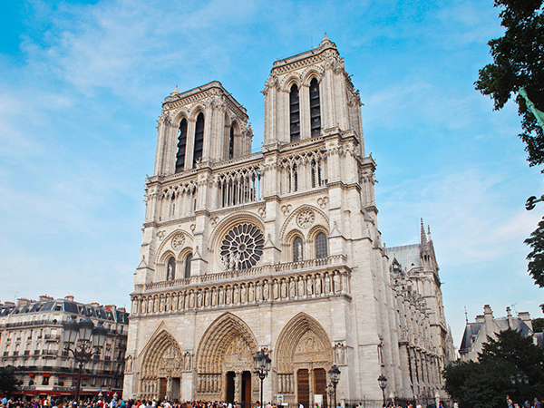 Trước khi sụp đổ một phần vì vụ cháy chấn động, Nhà thờ Đức Bà ở Paris từng là biểu tượng bình yên của cả nước Pháp
