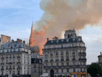Video: Ngọn lửa thiêu cháy tòa tháp nhà thờ Đức Bà Paris