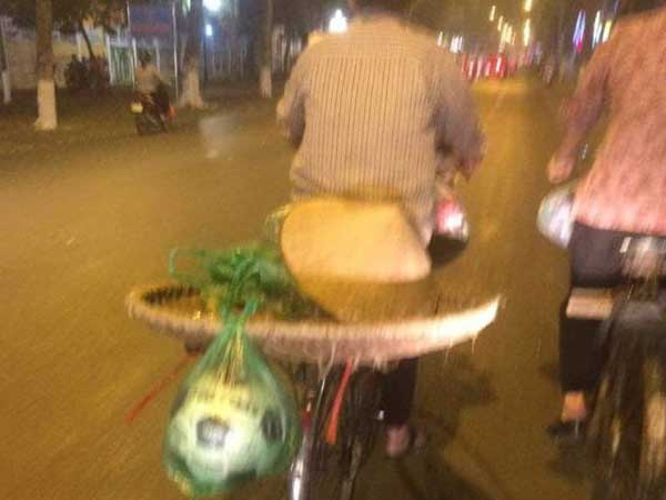 Chiếc xe đạp của người mẹ bán hàng rong cùng món quà buộc lủng lẳng đằng sau khiến nhiều người xúc động