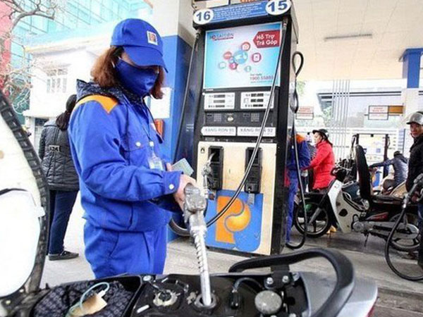 Giá xăng tiếp tục tăng mạnh
