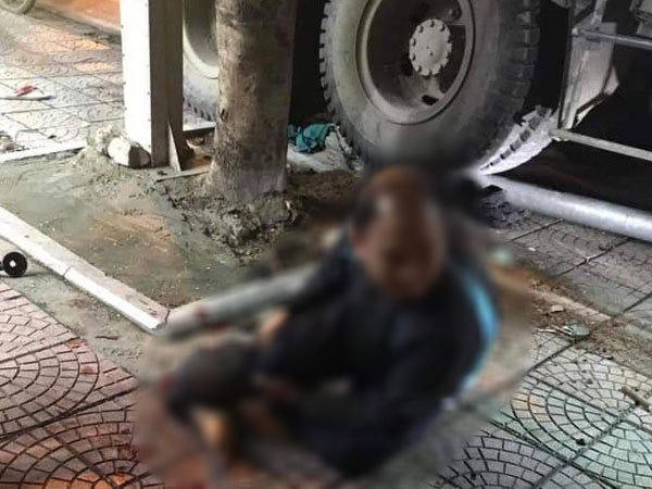 Hà Nội: Xe chở rác tông liên hoàn các phương tiện đang dừng đèn đỏ, 2 người trọng thương