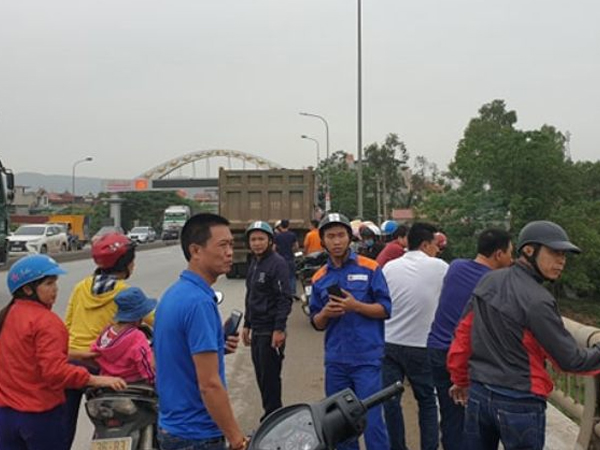 Sau cuộc cãi nhau, chồng bất lực nhìn vợ chìm xuống dòng nước
