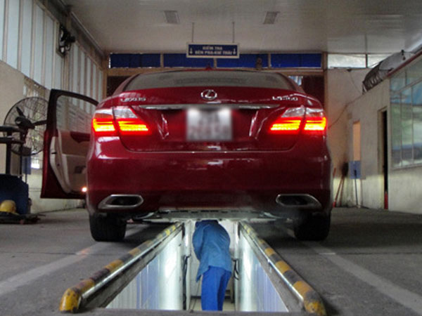 Trung tâm đăng kiểm đầu tiên bị đóng cửa vì cấp khống giấy kiểm định