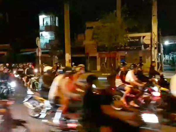 Video: Dân chơi kéo nhau đua xe trái phép, live stream trên facebook