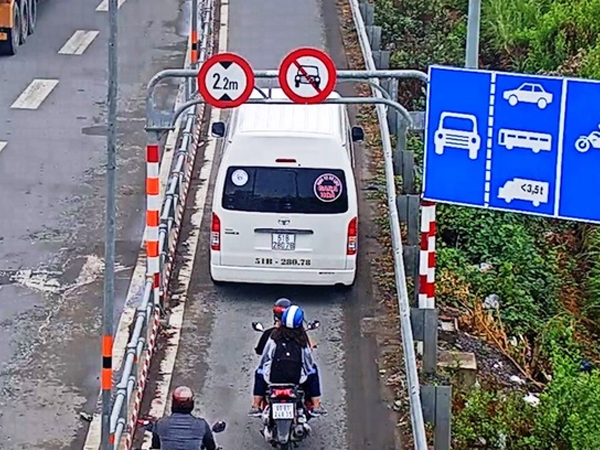 Video: Hàng loạt ôtô chạy vào làn xe máy ở đường dẫn cao tốc Long Thành