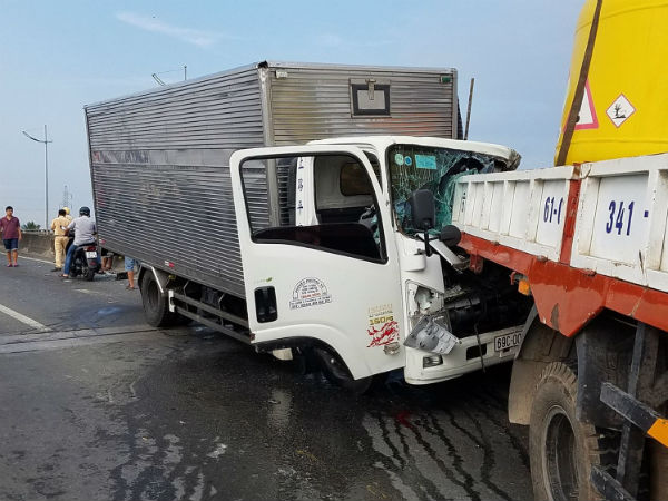2 xe tải va chạm khiến 2 tài xế tử vong, 1 phụ xe bị thương