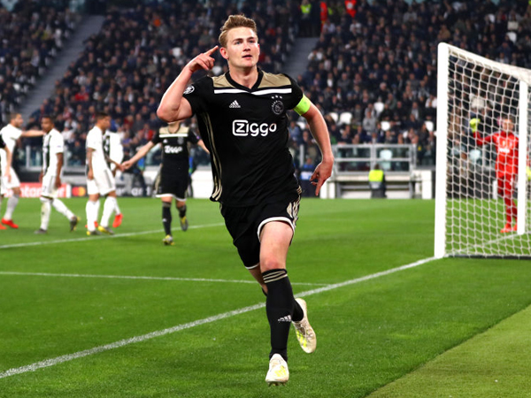 Bật mí về siêu trung vệ khiến Ronaldo phải ôm hận: Đẹp trai từ bé, chỉ thích ở nhà và có bạn gái ở tuổi 15