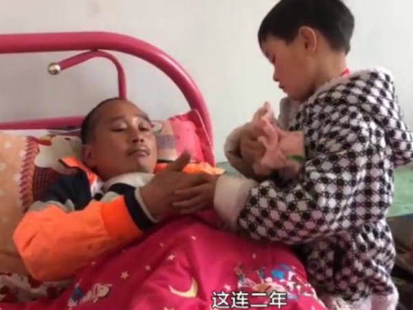 Bé gái 6 tuổi bất hạnh khi mẹ qua đời, bố nằm liệt giường, nhưng khi trả lời câu hỏi 'Mẹ đâu rồi' mới khiến mọi người đau lòng