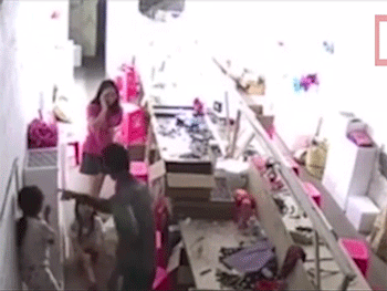 Bố thẳng tay ném con xuống đất vì dám... can mình đánh vợ