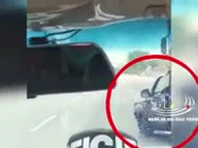 Clip: Khoảnh khắc tài xế xe bán tải bỏ chạy sau khi dùng rìu chém người, tông 2 CSGT